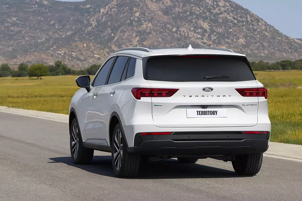 territory-platinum-d90e Ford Territory Platinum có logo mới trên cửa cốp sau