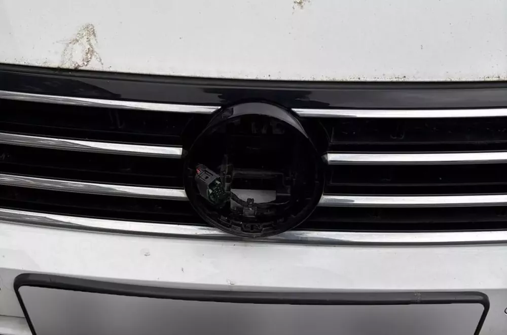 volkswagen-1-7fe5 Một chiếc Volkswagen bị ăn trộm logo chứa radar trên đầu xe