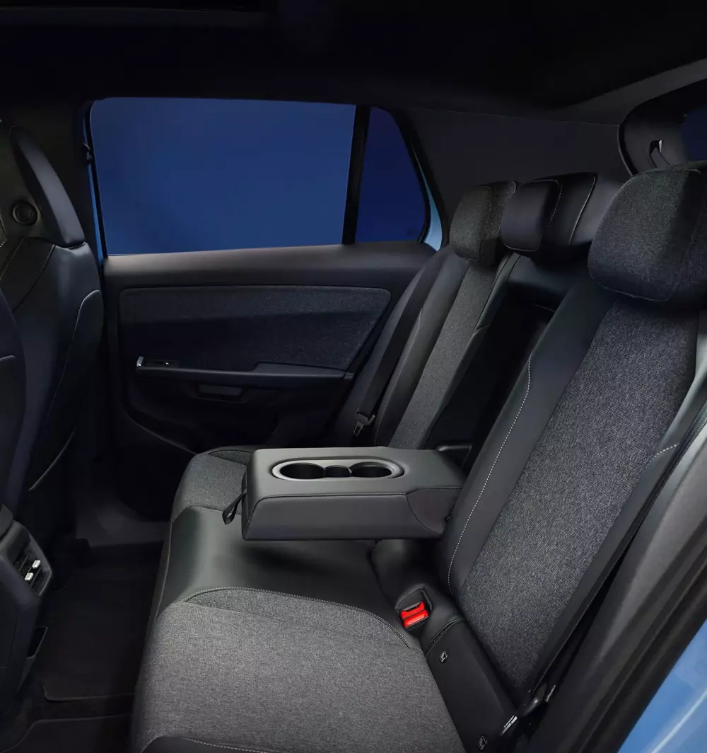 Hàng ghế sau của Volkswagen ID. Cross có bệ tì tay trung tâm tích hợp giá để cốc.