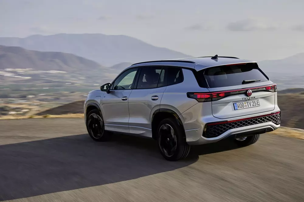 volkswagen-tayron-r-line-7-ad7d Volkswagen Tayron được hé lộ tại Đông Nam Á, chuẩn bị ra mắt để thay thế Tiguan, rộng cửa về Việt Nam - Ảnh 9.