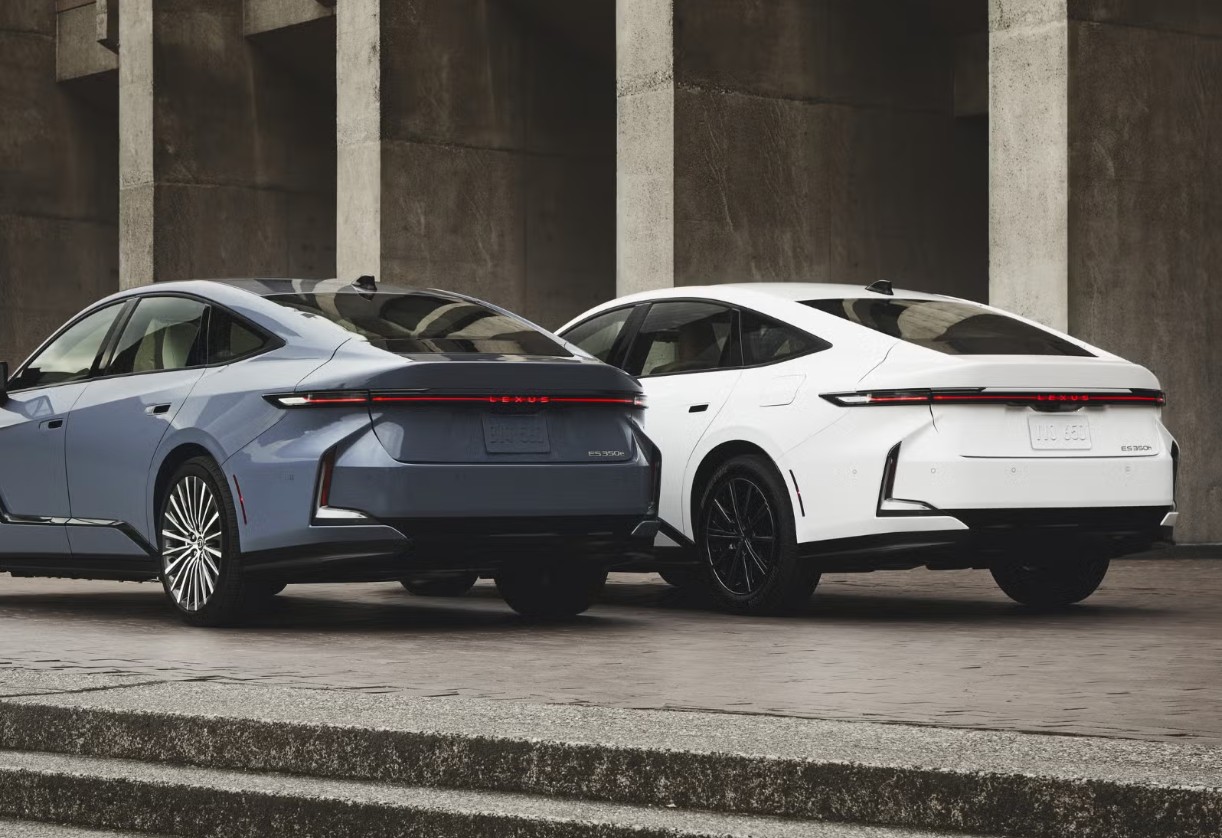 2026-lexus-es-hybrid-and-ev-blue-and-white-front-angled-view 2.jpg 2026-lexus-es-hybrid-and-ev-blue-and-white-front-angled-view 2.jpg