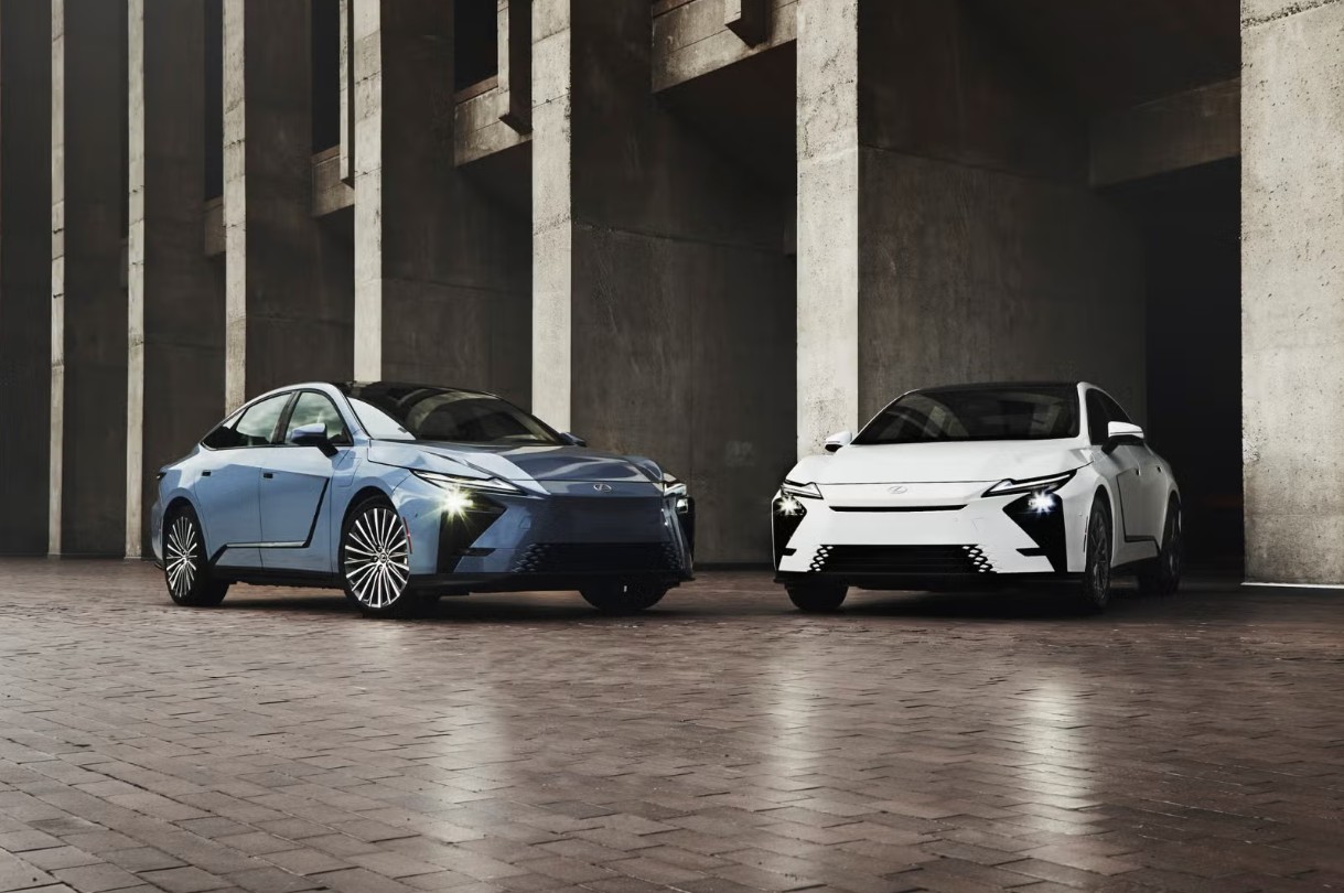2026-lexus-es-hybrid-and-ev-blue-and-white-front-angled-view.jpg 2026-lexus-es-hybrid-and-ev-blue-and-white-front-angled-view.jpg