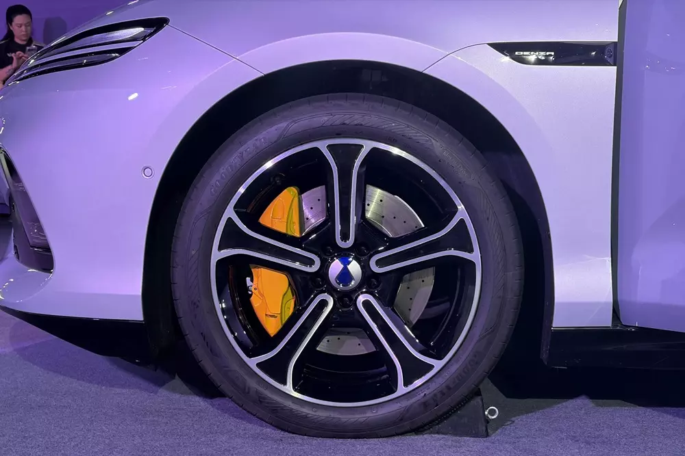 byd-denza-z9s-8-7e9d BYD Denza Z9S được mở bán, sở hữu phạm vi di chuyển lên tới 1.100 km và hỗ trợ sạc siêu nhanh - Ảnh 4.