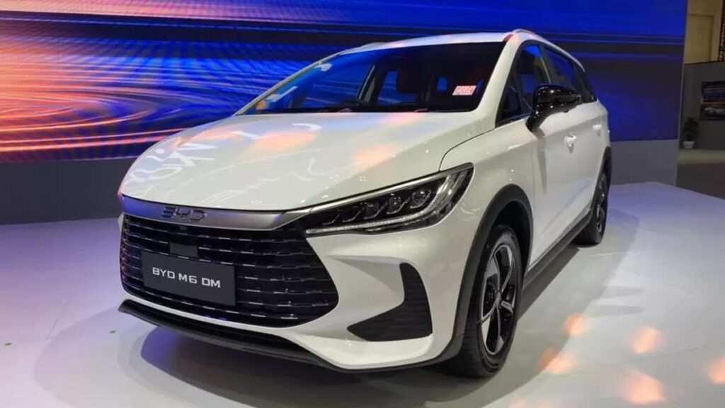 Cận cảnh BYD M6 phiên bản hybrid sạc điện mới, chạy 110 km không tốn 1 giọt xăng