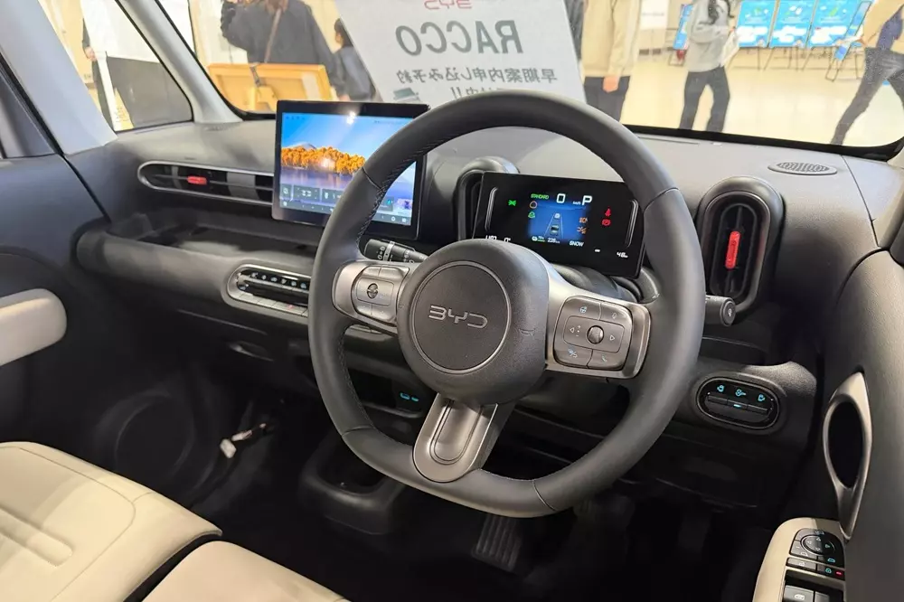 byd-racco-11-5fcf Khoang lái của BYD Racco