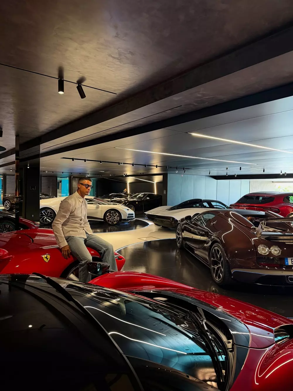 Cristiano Ronaldo khoe bộ sưu tập siêu xe với 3 chiếc Bugatti trong cùng một garage