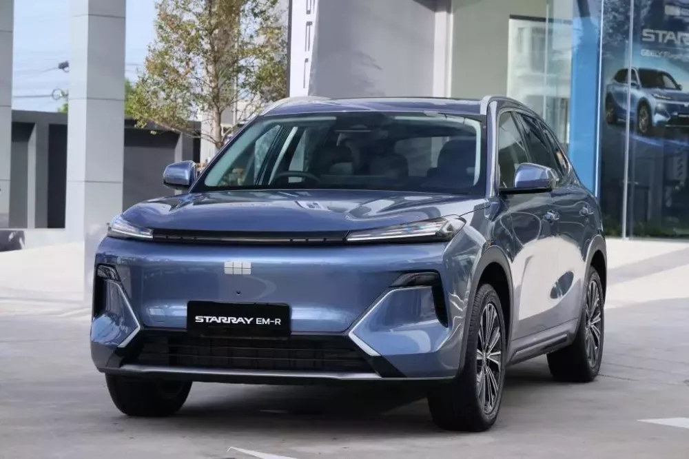 Geely Starray EM-R chạy được 105 km sau khi sạc đầy pin
