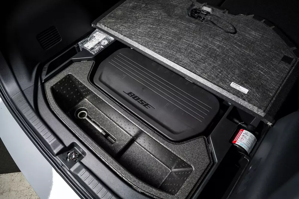 honda-super-one-14-c082 Loa trầm của Honda Super-One được đặt dưới sàn khoang hành lý