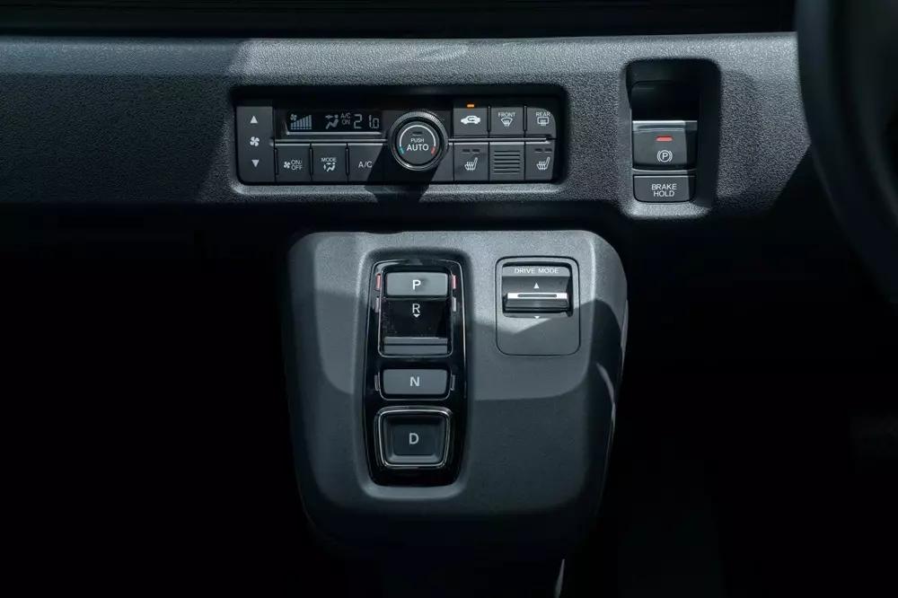 honda-super-one-9-1bf1 Cụm điều khiển trung tâm với các nút bấm chuyển số của Honda Super-One
