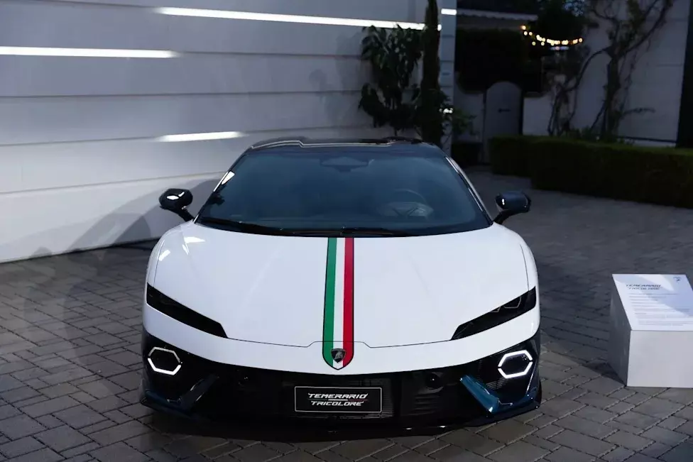 lamborghini-temerario-tricolore-6-7d4a Siêu xe Lamborghini Tricolore trở lại sau 15 năm vắng bóng với sức mạnh gần gấp đôi - Ảnh 5.