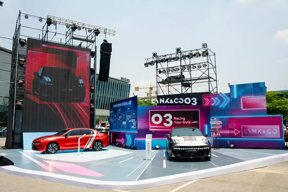 ldn00405-92c8 Lynk & Co 03 ra mắt Việt Nam, giá từ 739 triệu đồng, đấu Honda Civic và Mazda3 - Ảnh 1.