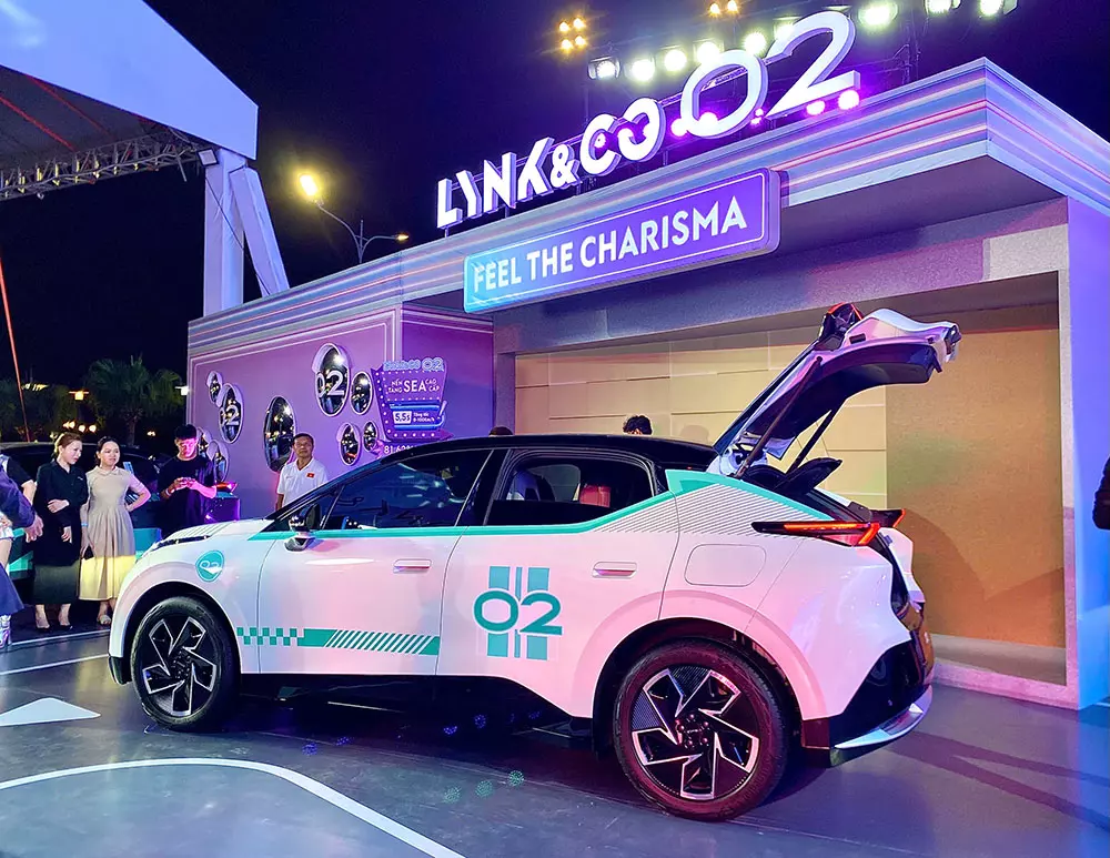 lynk-co-02-8-4ae9 Lynk & Co 02 được trang bị cửa cốp sau chỉnh điện và nhớ vị trí