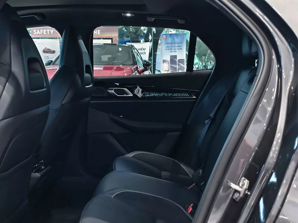 lynk-co-03-10-b8f6 Hàng ghế sau của Lynk & Co 03