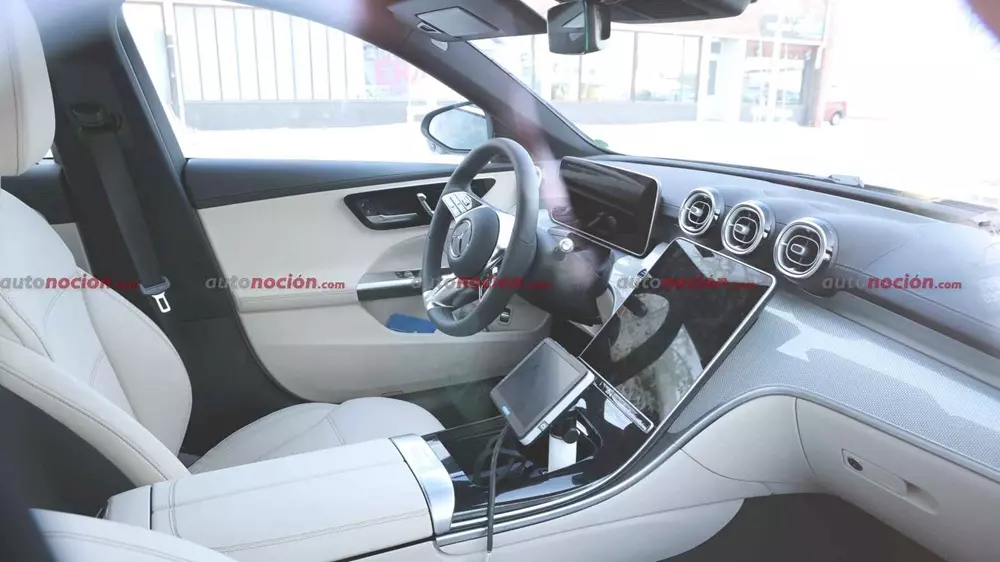 mercedes-benz-c-class-2027-4-e191 Nội thất của Mercedes-Benz C-Class 2027 chưa chạy theo xu hướng tràn màn hình
