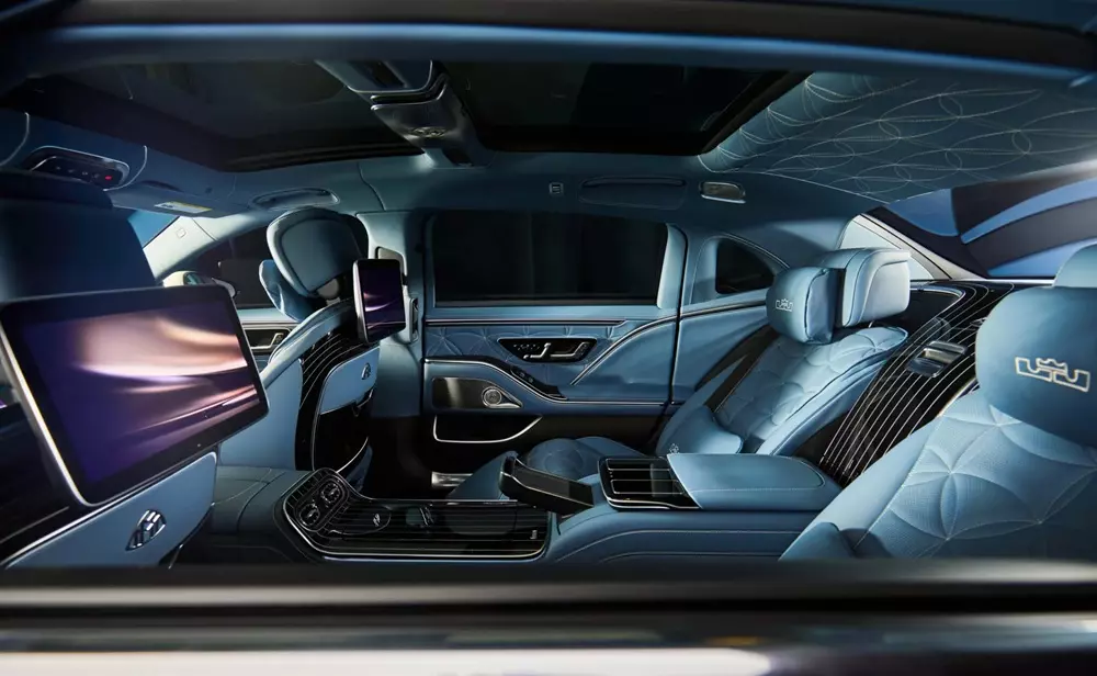mercedes-maybach-s-680-lebron-james-4-6d1f Nội thất của chiếc Mercedes-Maybach S-Class được bọc da Nappa màu xanh