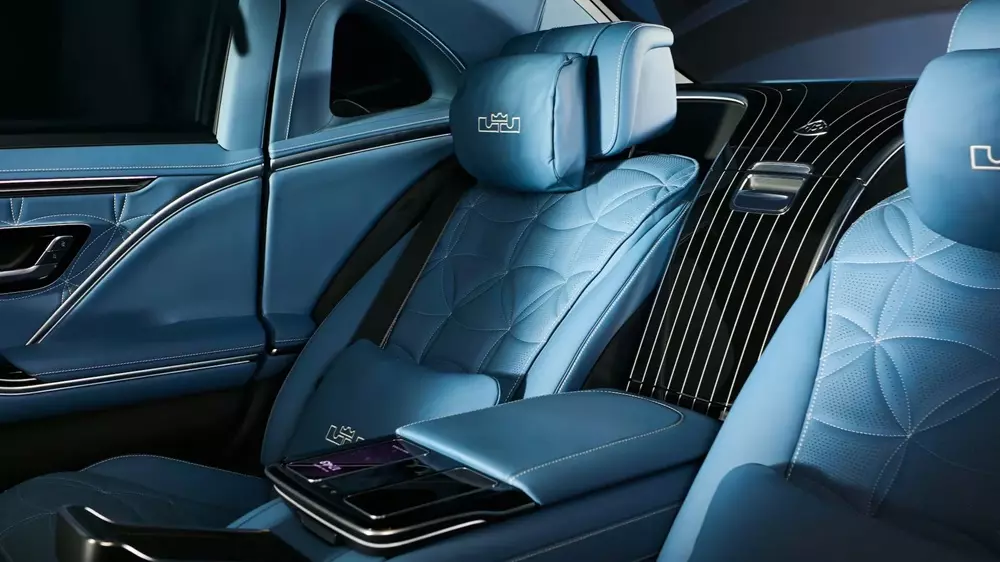 mercedes-maybach-s-680-lebron-james-5-3f5f Trên ghế của chiếc Mercedes-Maybach S-Class là chỉ khâu màu trắng tương phản