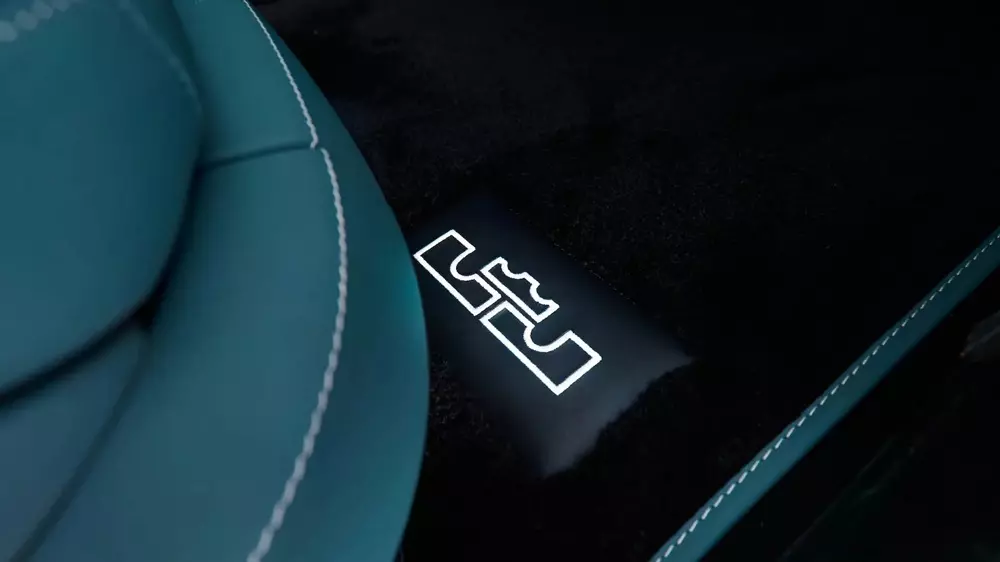 mercedes-maybach-s-680-lebron-james-7-7397 Bên trong chiếc Mercedes-Maybach S-Class cũng có logo LB ở nhiều vị trí
