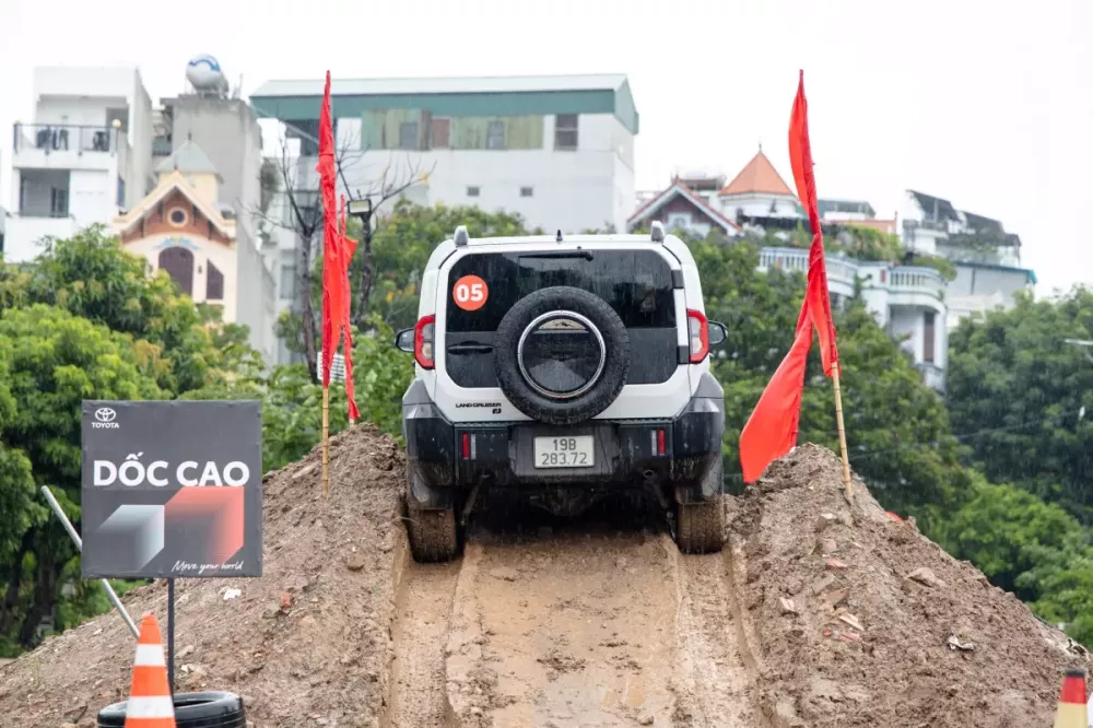 r3do3570-56ab Người dùng lái thử Toyota Land Cruiser FJ: "Không như lời đồn, mua về chỉ để đi phố hơi phí"- Ảnh 3.