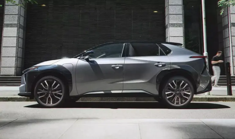 Khách hàng mua mẫu SUV điện này của Toyota được hưởng mức trợ cấp bằng nửa giá xe