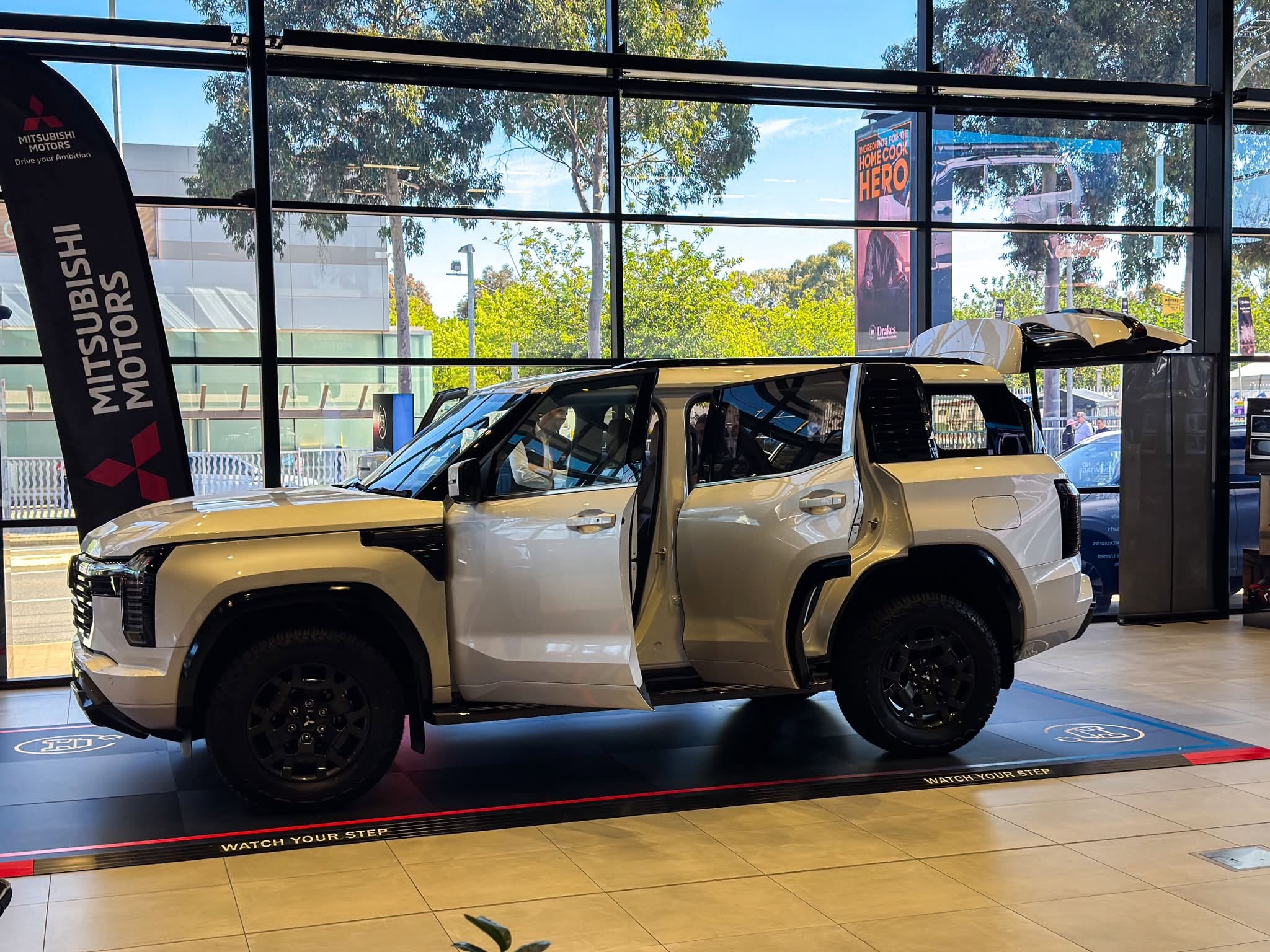 2027 Mitsubishi Pajero 7.jpg 2027 Mitsubishi Pajero 7.jpg