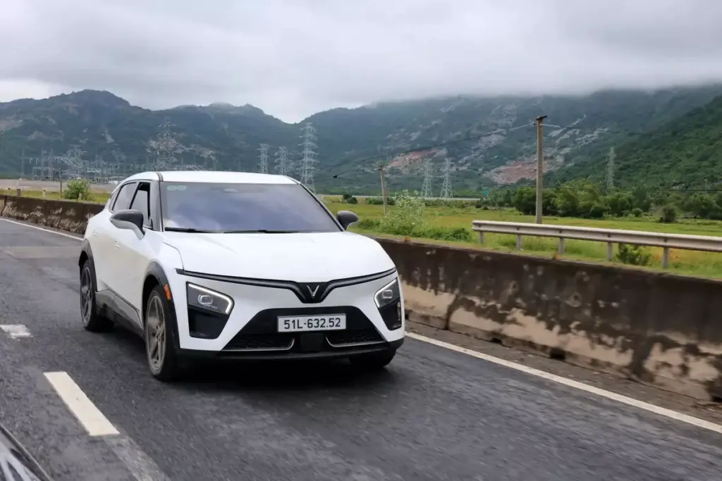 Doanh số SUV cỡ C tháng 8/2026: Chỉ mình VinFast VF 7 tăng trưởng dương