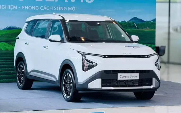 Ngắm hình ảnh “bằng xương, bằng thịt” của Kia Carens Clavis tại đại lý Việt: thiết kế mới, trang bị “xịn” hơn