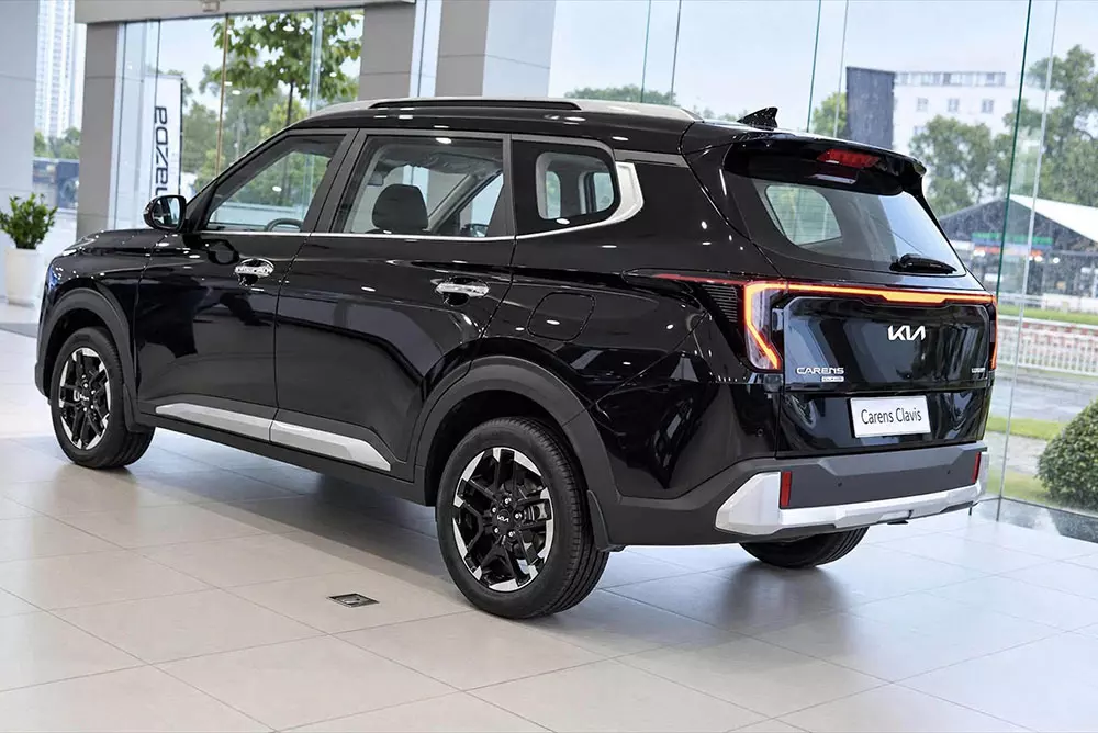 kia-carens-clavis-4-22a6 Ngắm hình ảnh "bằng xương, bằng thịt" của Kia Carens Clavis tại đại lý Việt: thiết kế mới, trang bị "xịn" hơn - Ảnh 4.