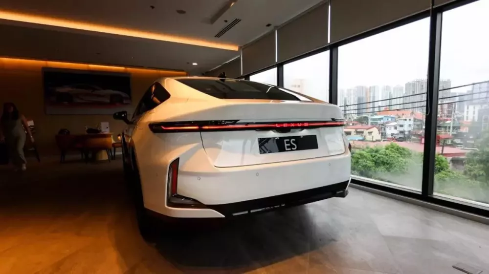 lexus-es-7-81ab Thiết kế phía sau của Lexus ES 2027 cũng khá ấn tượng