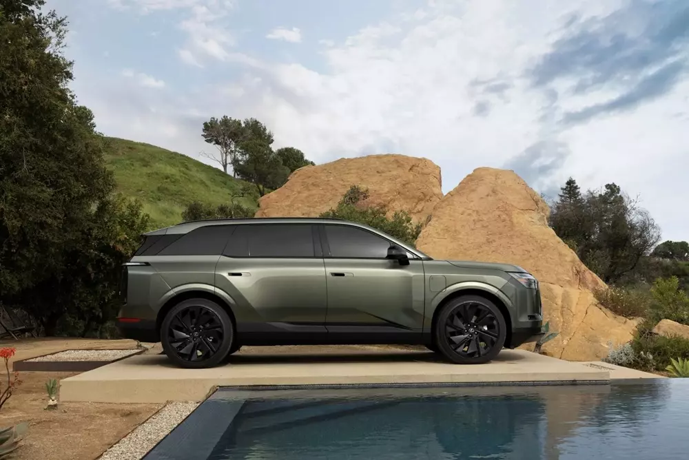 lexus-tz-2027-3-0857 SUV hạng sang Lexus TZ sẽ bán ở Việt Nam được công bố giá bán - Ảnh 2.