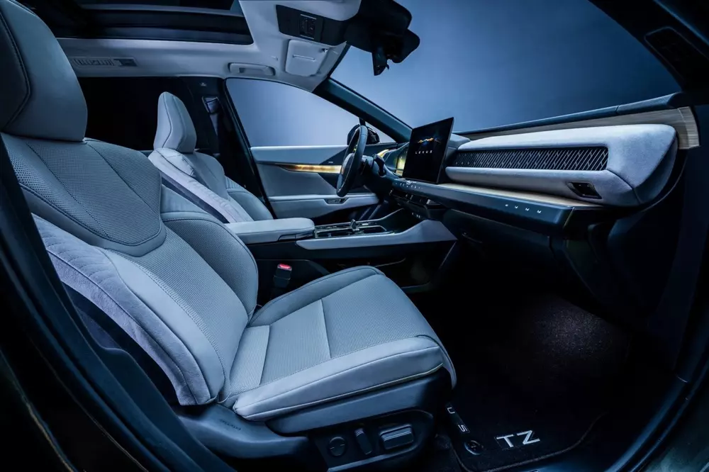 lexus-tz-2027-4-a11a SUV hạng sang Lexus TZ sẽ bán ở Việt Nam được công bố giá bán - Ảnh 4.