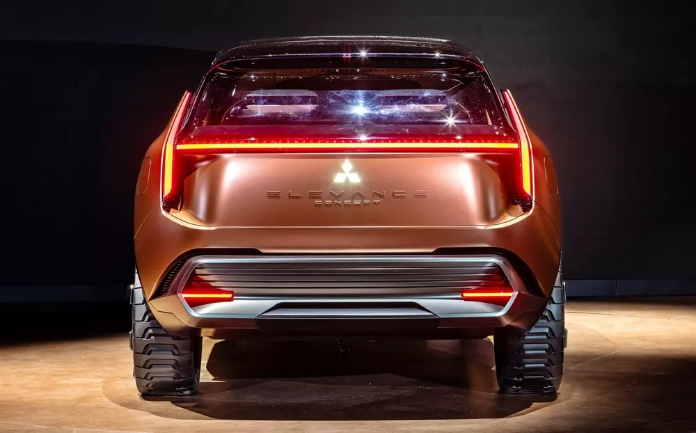 mitsubishi-elevance-concept-3-8904 Mitsubishi Elevance Concept nhìn từ phía sau