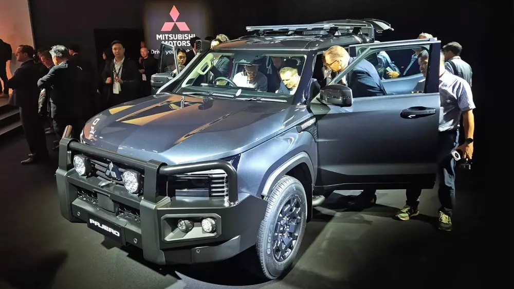 mitsubishi-pajero-f302 Chiếc Mitsubishi Pajero 2027 lắp thêm phụ kiện off-road