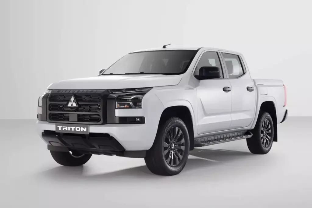 Mitsubishi Triton tại Việt Nam có thêm phiên bản 4WD AT Premium mới, giá từ 782 triệu đồng