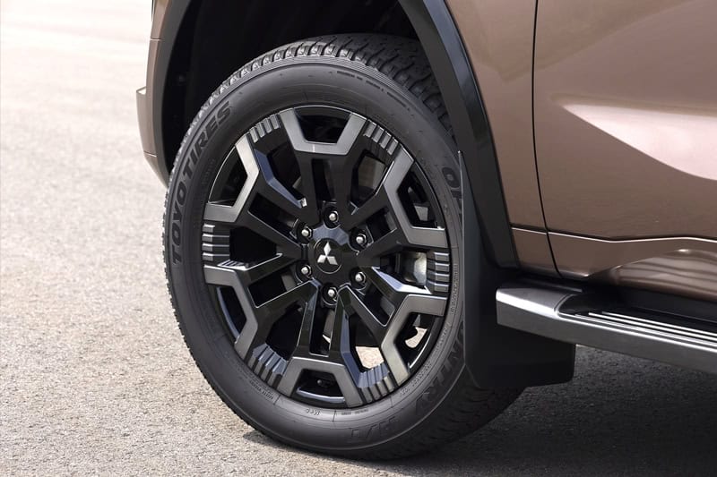 Mitsubishi_PAJERO_official_026.jpg Mitsubishi_PAJERO_official_026.jpg