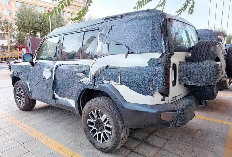 nissan-terrano-2-39e0 Nissan Terrano bắt gặp trên đường phố, sẽ bán tại Đông Nam Á như đối thủ của Toyota Fortuner - Ảnh 4.