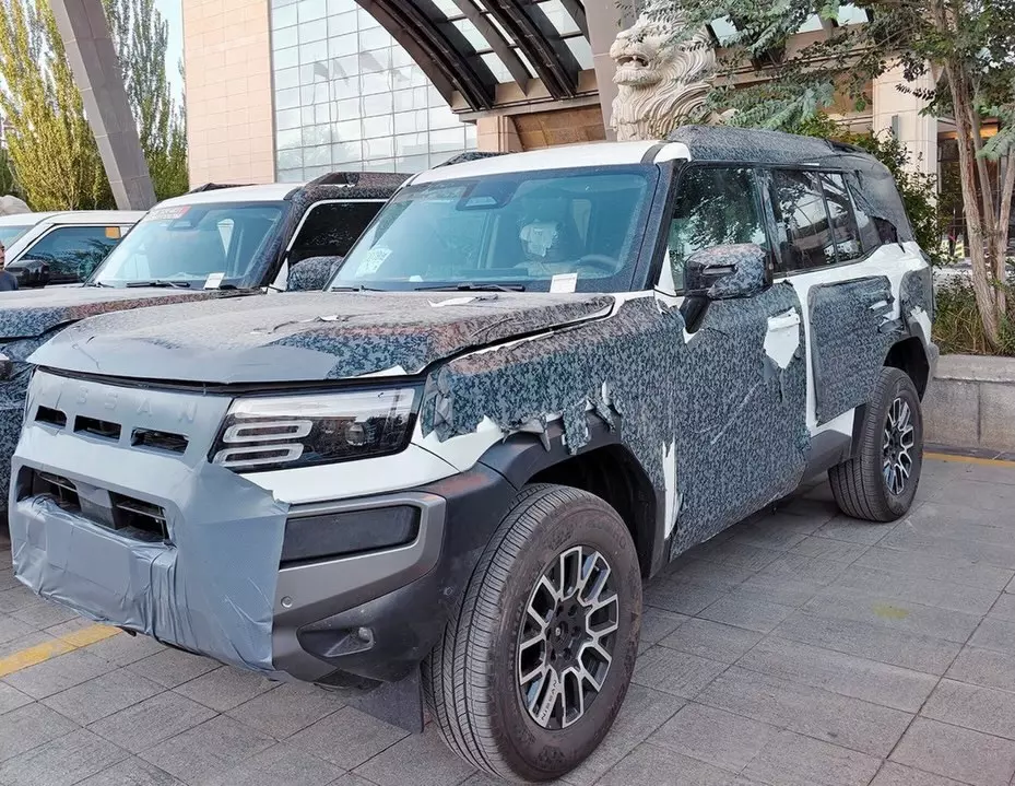 nissan-terrano-38e3 Nissan Terrano bắt gặp trên đường phố, sẽ bán tại Đông Nam Á như đối thủ của Toyota Fortuner - Ảnh 2.
