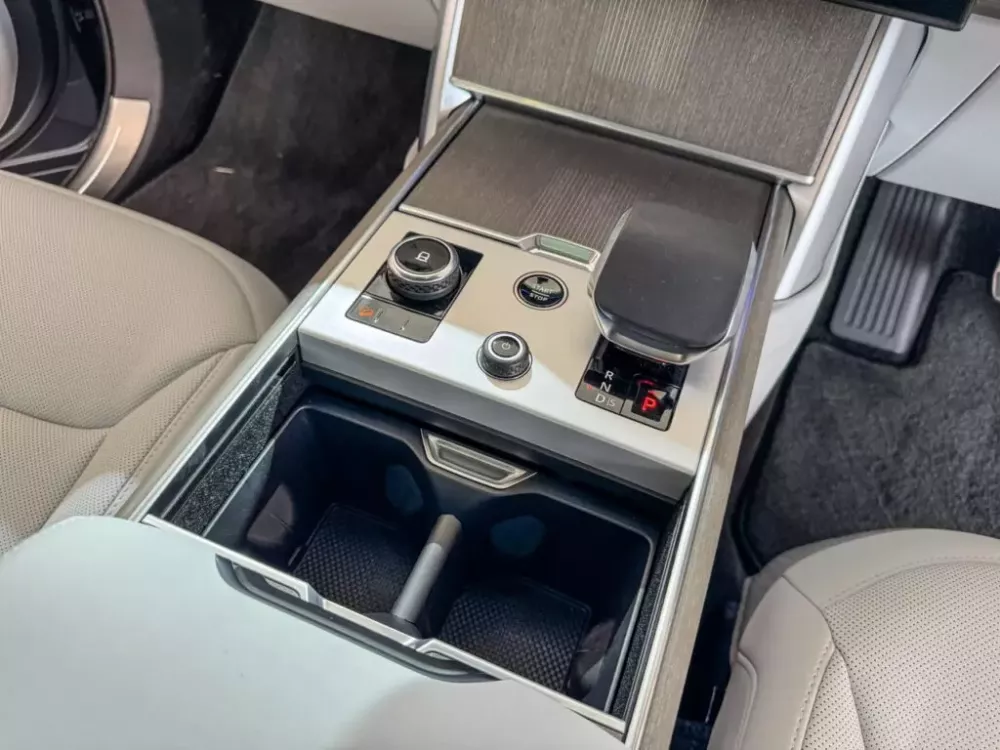 range-rover-electric-10-31ee Cụm điều khiển trung tâm của Range Rover Electric