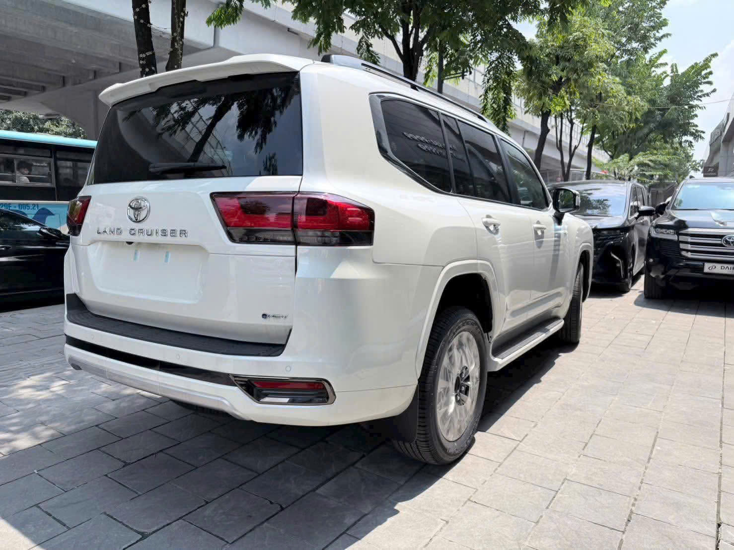 Toyota Land Cruiser 300 HEV  (2).jpg
