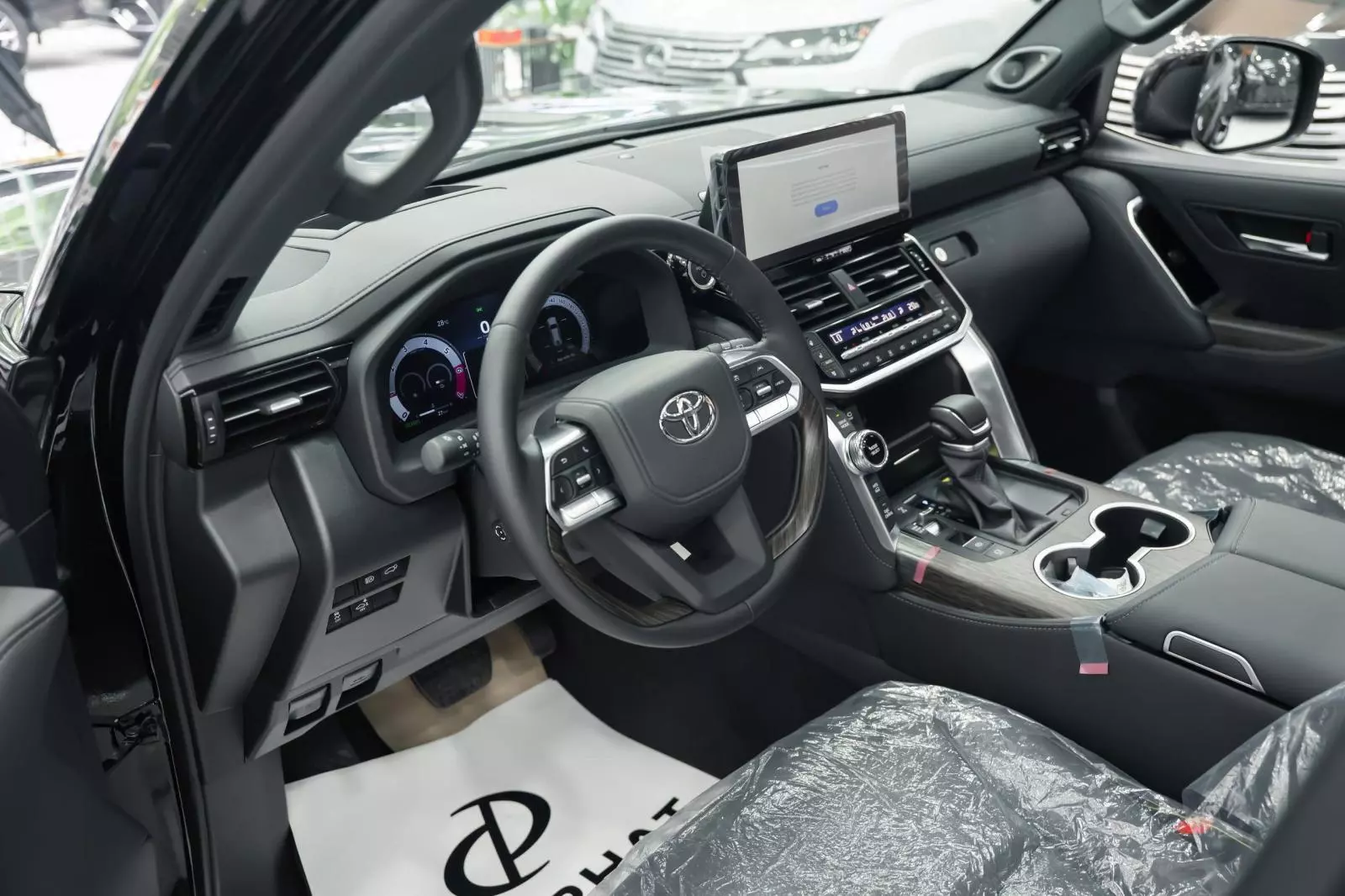 Soi cận từng góc "quái thú" Toyota Land Cruiser HEV giá 4,71 tỷ đồng tại đại lý - Ảnh 7.