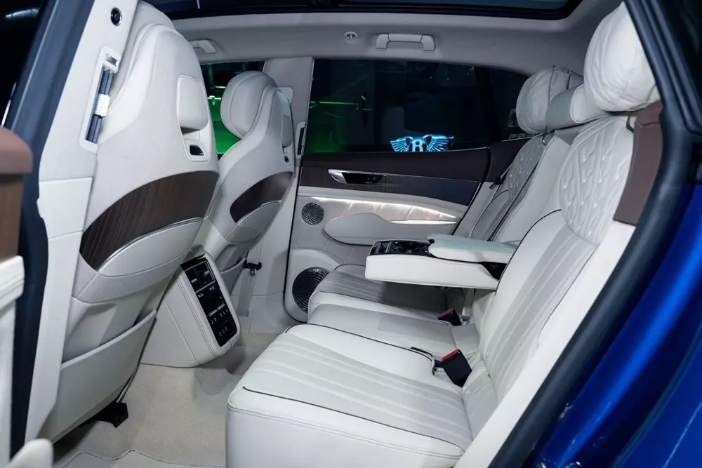 Hàng ghế sau của Bentley Torcal rất rộng rãi