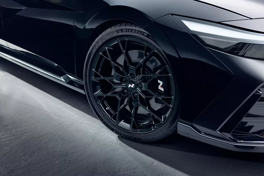hyundai-elantra-n-monochrome-5-67ee Hyundai Elantra N Monochrome trình làng, dành cho những người thích cầm lái nhưng ghét sự nổi bật - Ảnh 4.