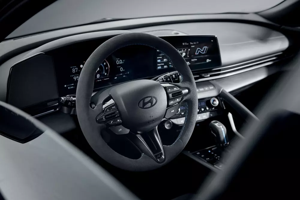 hyundai-elantra-n-monochrome-bfbe Hyundai Elantra N Monochrome trình làng, dành cho những người thích cầm lái nhưng ghét sự nổi bật - Ảnh 7.
