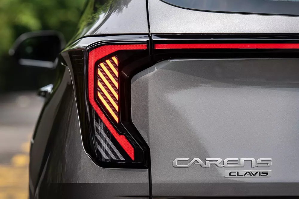 kia-carens-clavis-2-34ff Kia Carens Clavis chính thức ra mắt Việt Nam, được định vị như bản cao cấp hơn của Carens, giá từ 639 triệu đồng - Ảnh 4.