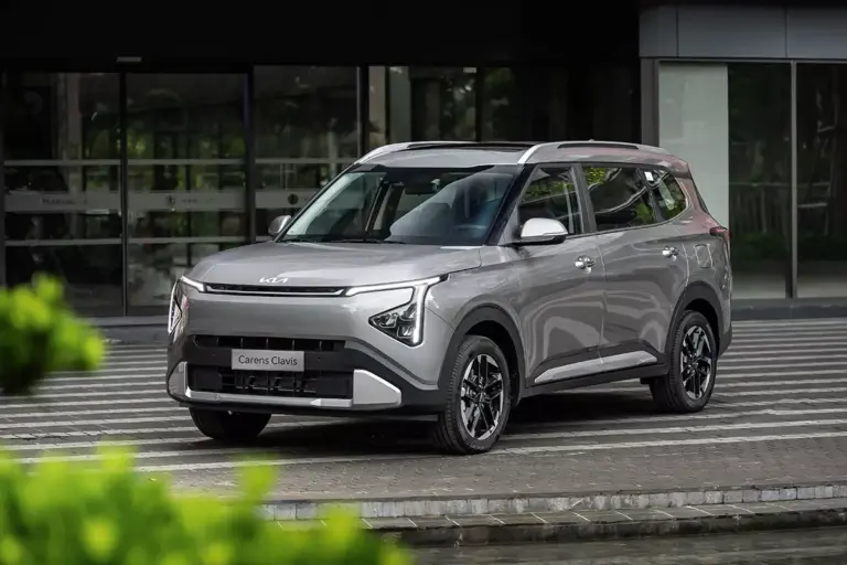 Kia Carens Clavis chính thức ra mắt Việt Nam, được định vị như bản cao cấp hơn của Carens, giá từ 639 triệu đồng