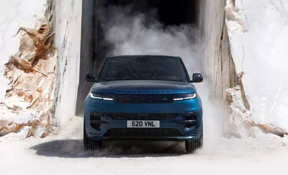 range-rover-sport-electric-4c23 Ra mắt Range Rover Sport Electric: nhanh ngang bản dùng máy V8 và có thiết kế gần như giống hệt - Ảnh 5.