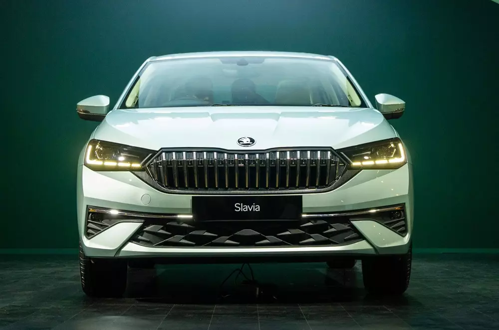 skoda-slavia-2027-2-2c00 Sedan giá rẻ Skoda Slavia 2027 chính thức xuất xưởng, chuẩn bị ra mắt trong tháng này - Ảnh 3.