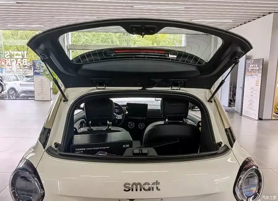 smart-2-2-6362 Smart #2 được trang bị cửa cốp chia thành 2 phần trên và dưới