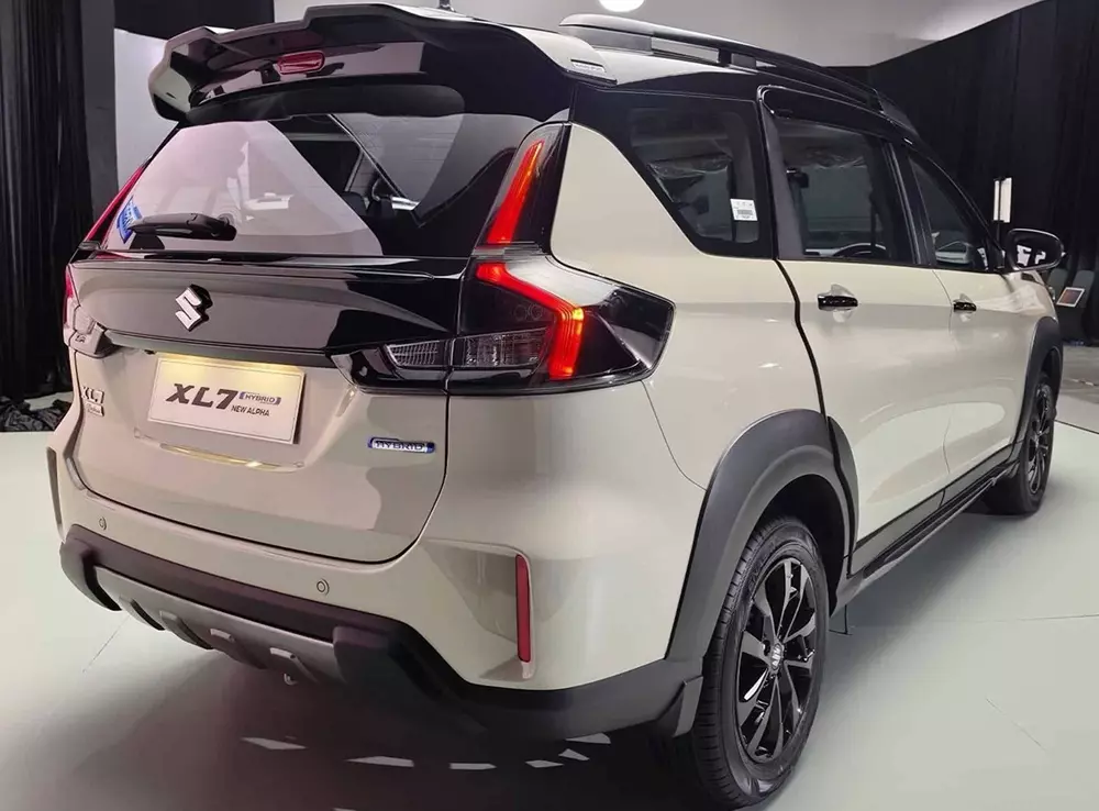 suzuki-xl7-hybrid-2027-5-b585 Phía sau Suzuki XL7 Hybrid 2027 xuất hiện cụm đèn hậu màu tối mới